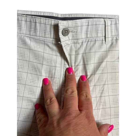Men’s PGA Tour White & Gray Checked 10” Inseam Flat Front Golf Shirts Size 38 - Picture 2 of 7